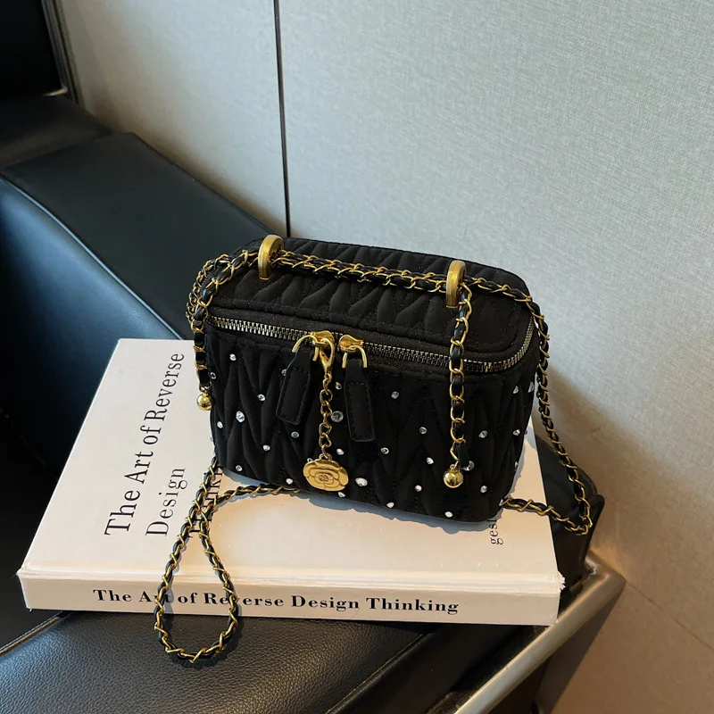 

Fashion Chain Small Square Bag for Women, 2026 Autumn and Winter New Item, Diamond Inlaid Retro Shoulder Bag Crossbody Bag