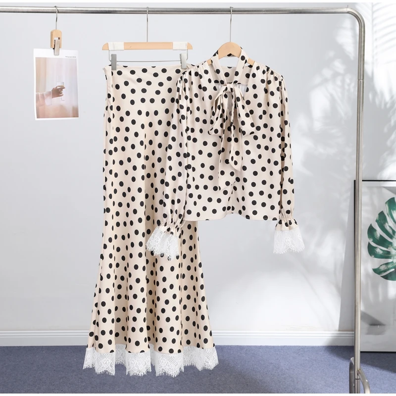 Damen Polka Dot Maxikleid mit Gürtel, tiefem V-Ausschnitt, langen Ärmeln, Satin-Kleider, Frühjahr 2026, lässige Alltags- und Abendgarderobe, schicke Robe – Detail 4