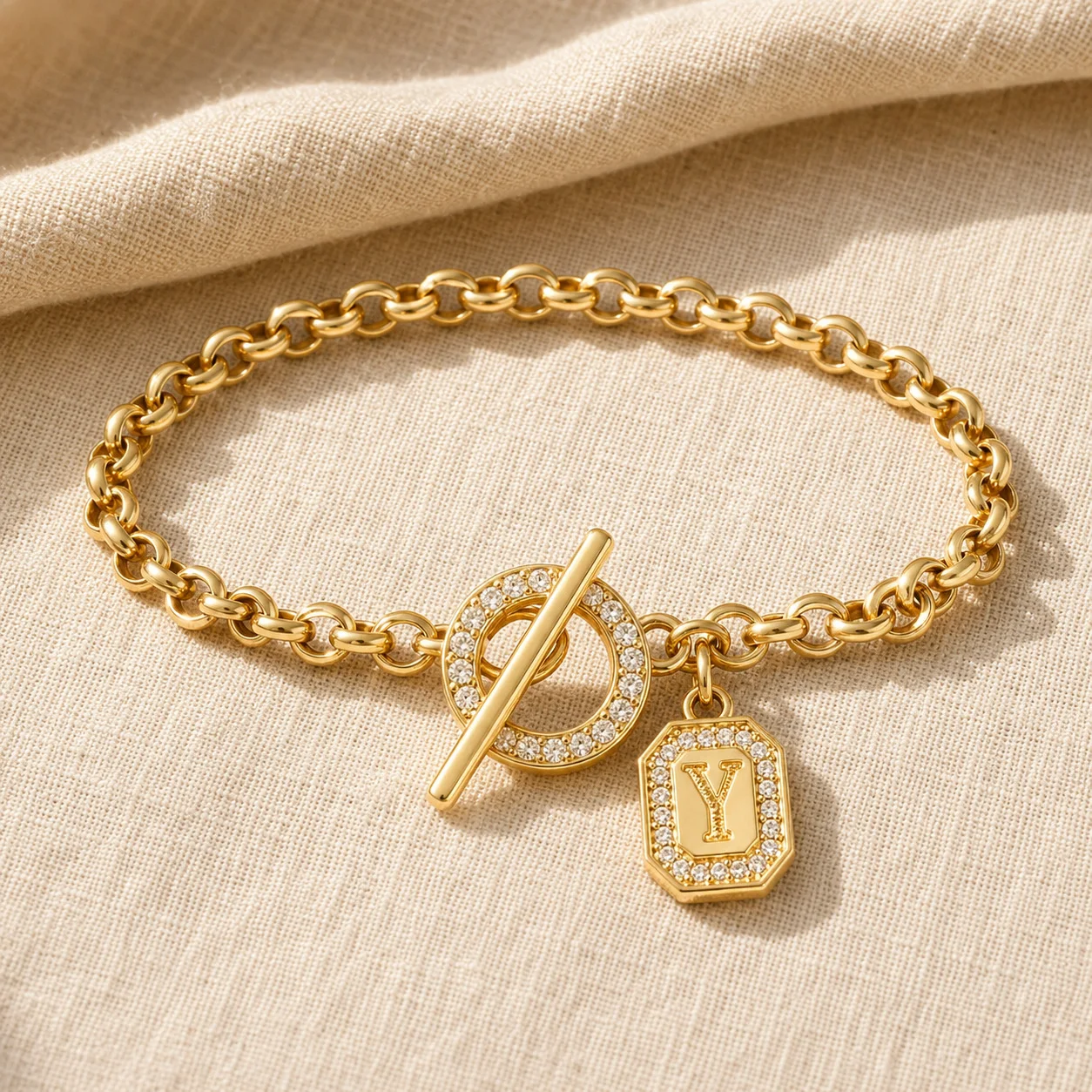 Vergoldete Personalisierte Initialen-Charm-Armbänder für Damen und Herren mit Kubischem Zirkonia und Knebelverschluss - Schmuckgeschenk für den Alltag – Detail 3