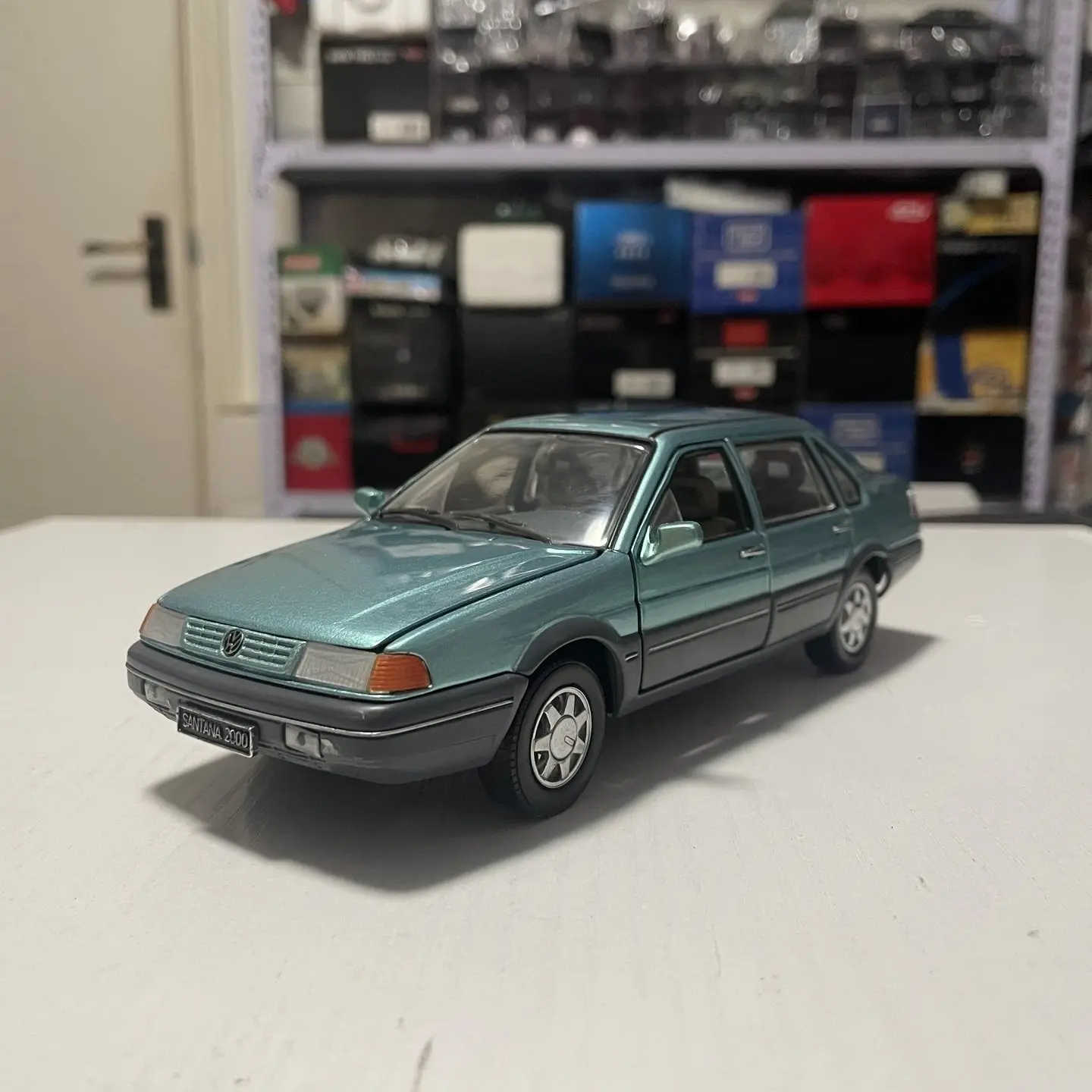 Modelo a Escala 1:24 de Aleación Fundida a Presión del Volkswagen Santana GLS 1997, Coche de Juguete Clásico, Regalo para Adultos, Souvenir, Exhibición Estática