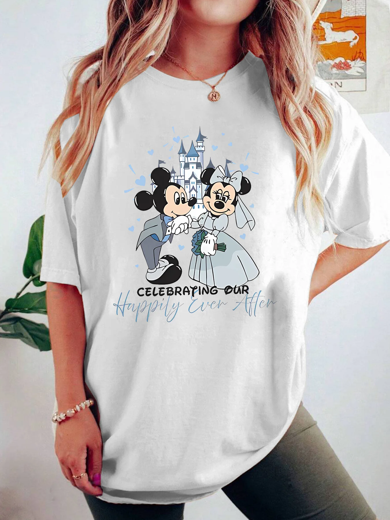 

Женская футболка Disney Fairy Tale Wedding с рисунком Микки и Минни — мягкий круглый вырез с дизайном замка