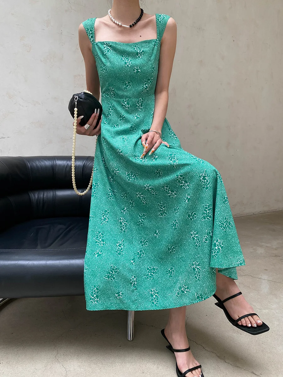 Sommerliches Damenkleid im französischen Retro-Stil mit eckigem Ausschnitt, tailliertem Schnitt und schlank machendem Blumenmuster. – Detail 7