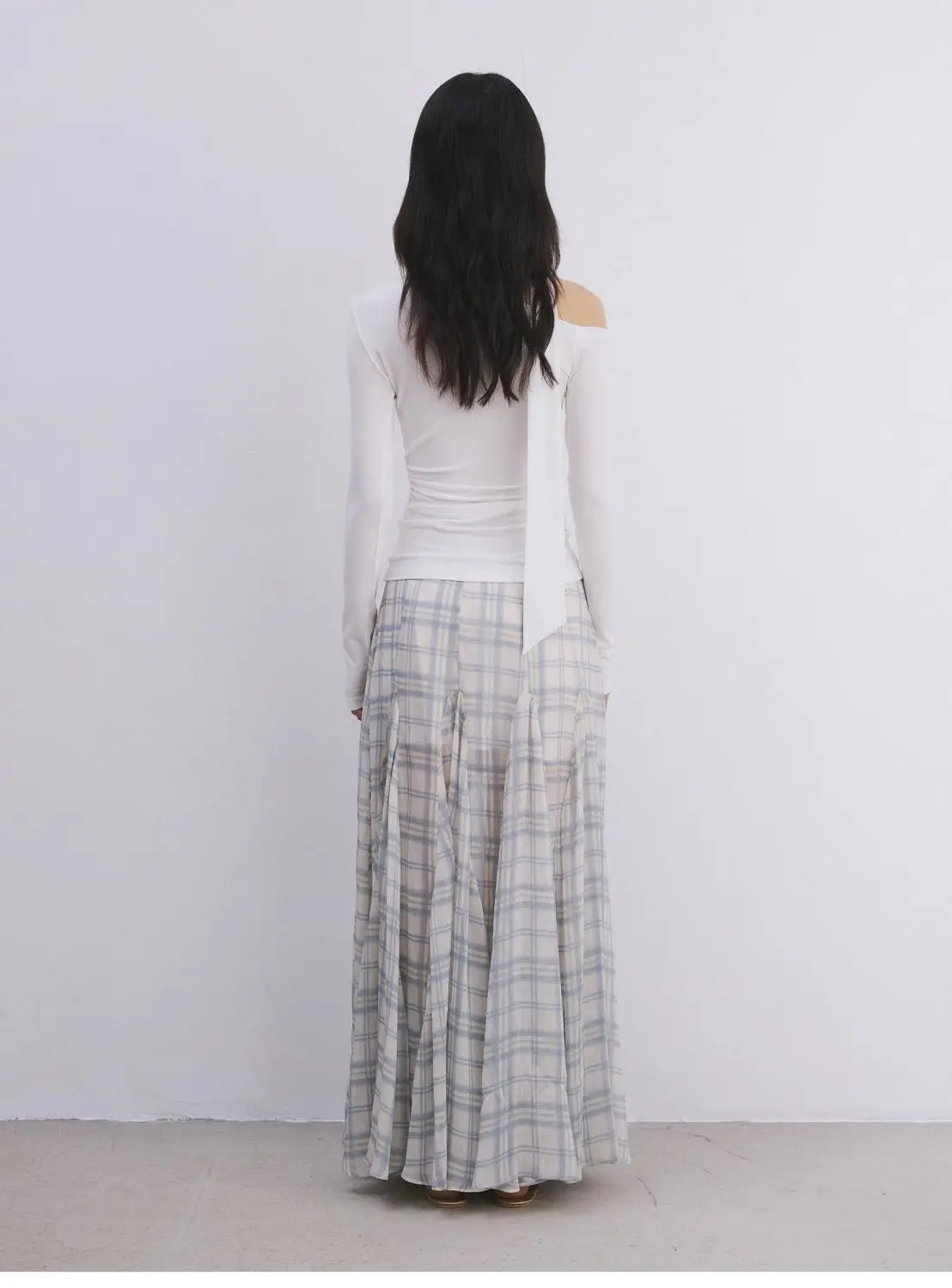 Irregular Checkered Fish Tail Decoration Makes The Body Appear Slim, Slightly Transparent, And Gentle. Half Body Skirt