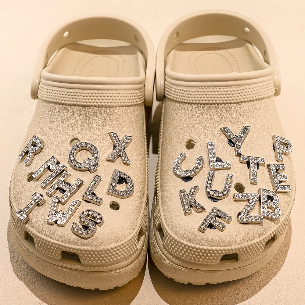 1 Stück silbrige Buchstaben, luxuriöse Schuhanhänger, Alphabet, Schuhdekorationen, Anstecknadeln für Gartensandalen, Frauen und Mädchen, glitzernde Geschenke – Detail 3