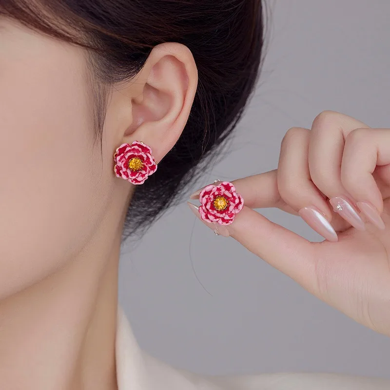 

Серьги с объемным дизайном, создающие впечатление, элегантные, оригинальные, подчеркивающие индивидуальность.