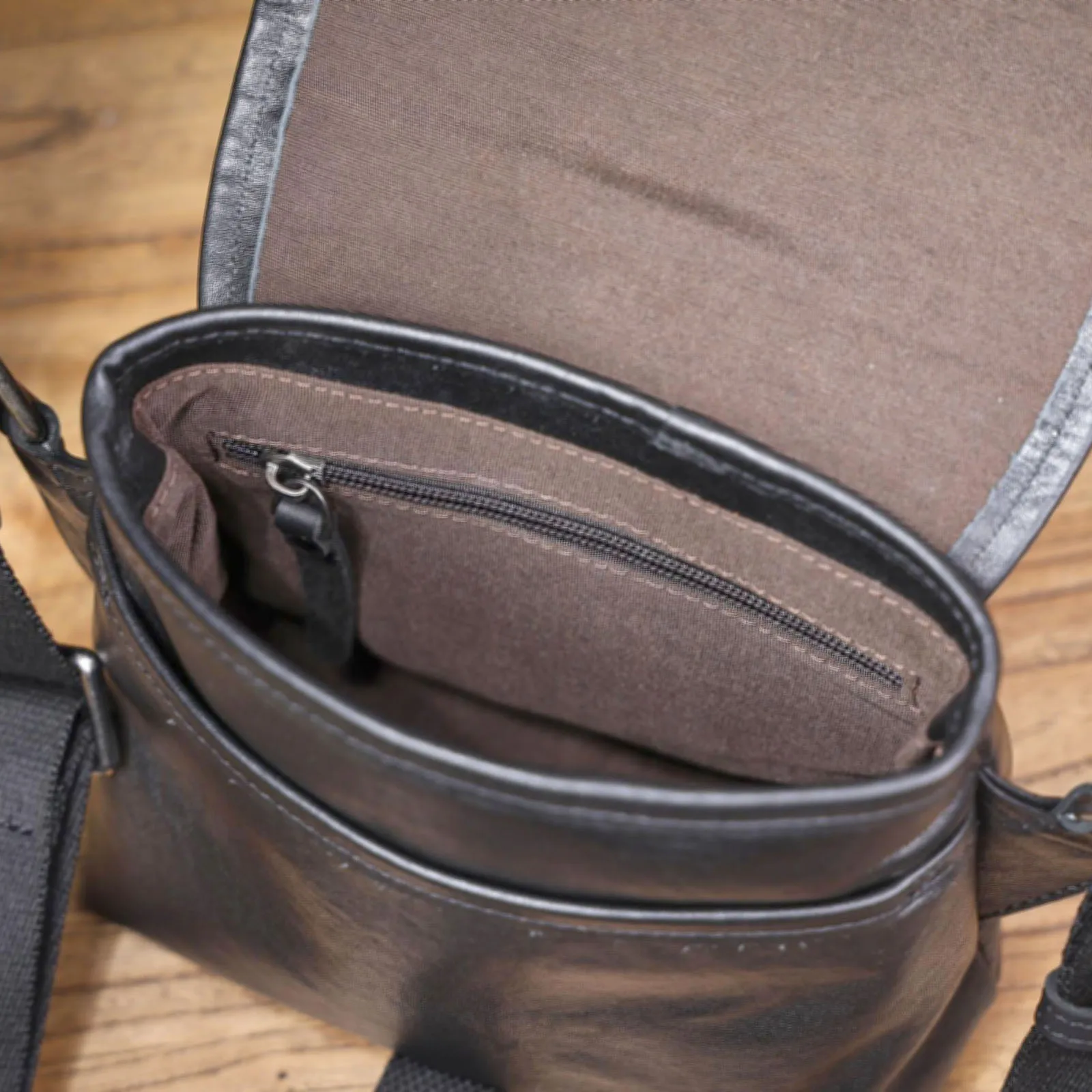 S.WORKER Modische Echtleder-Umhängetasche für Herren, Vollnarbig, Trendige Casual-Crossbody-Tasche, Mini-Umhängetasche für Handy und Schlüssel – Detail 17