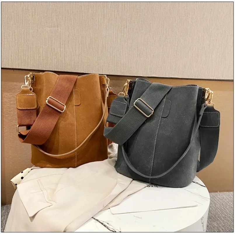 Torba typu Bucket ze skóry matowej dla kobiet zamszowa modna torba na ramię typu crossbody torebka o dużej pojemności Retro prosta codzienna torba listonoszka — zdjęcie 6