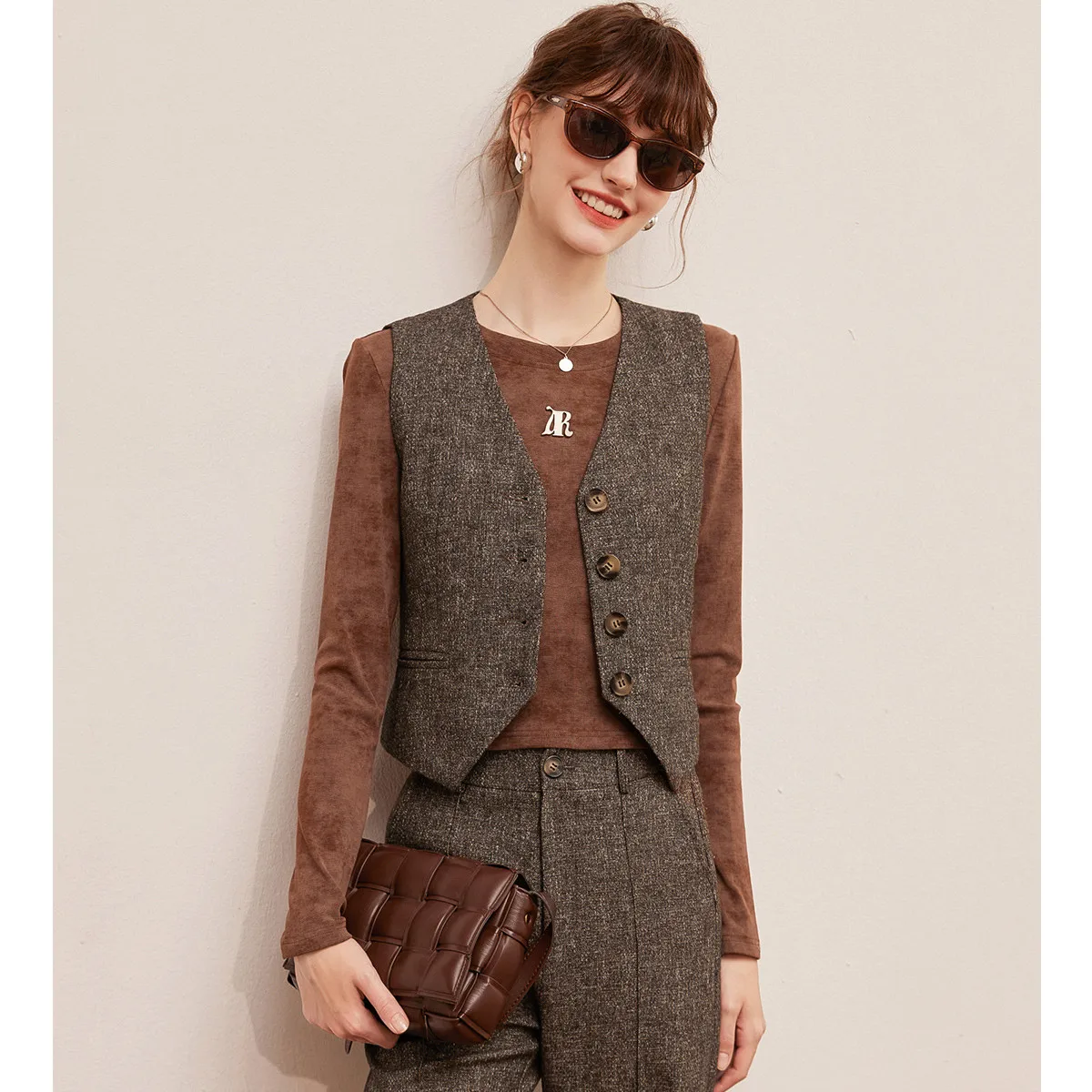 LOUIS YAO 2024 Autumn Edition Resin Buckle Decorative Slimming Cardigan Women's Horseclip Retro Color Woven V-neck Vest