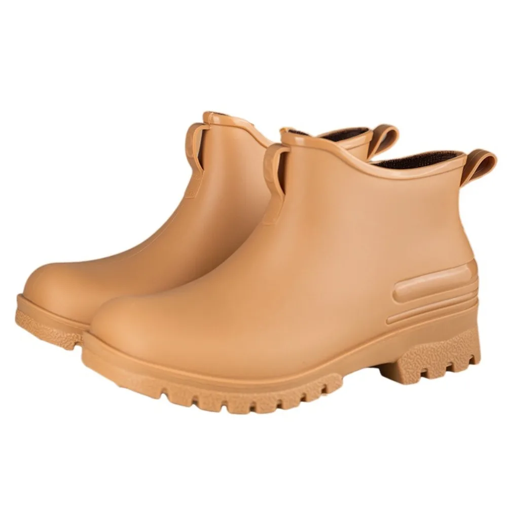 

Непромокаемые сапоги с короткими трубками. Нескользящие однотонные утолщенные водные сапоги. Коричневые износостойкие резиновые бахилы на платформе.