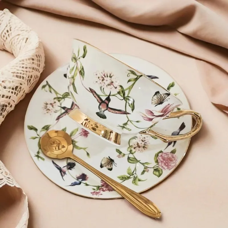 

Набор кофейных чашек и блюдец из костяного фарфора в стиле коттеджкор с золотым ободком, для английского послеобеденного чая, с цветочным узором, роскошная посуда, подарочный набор