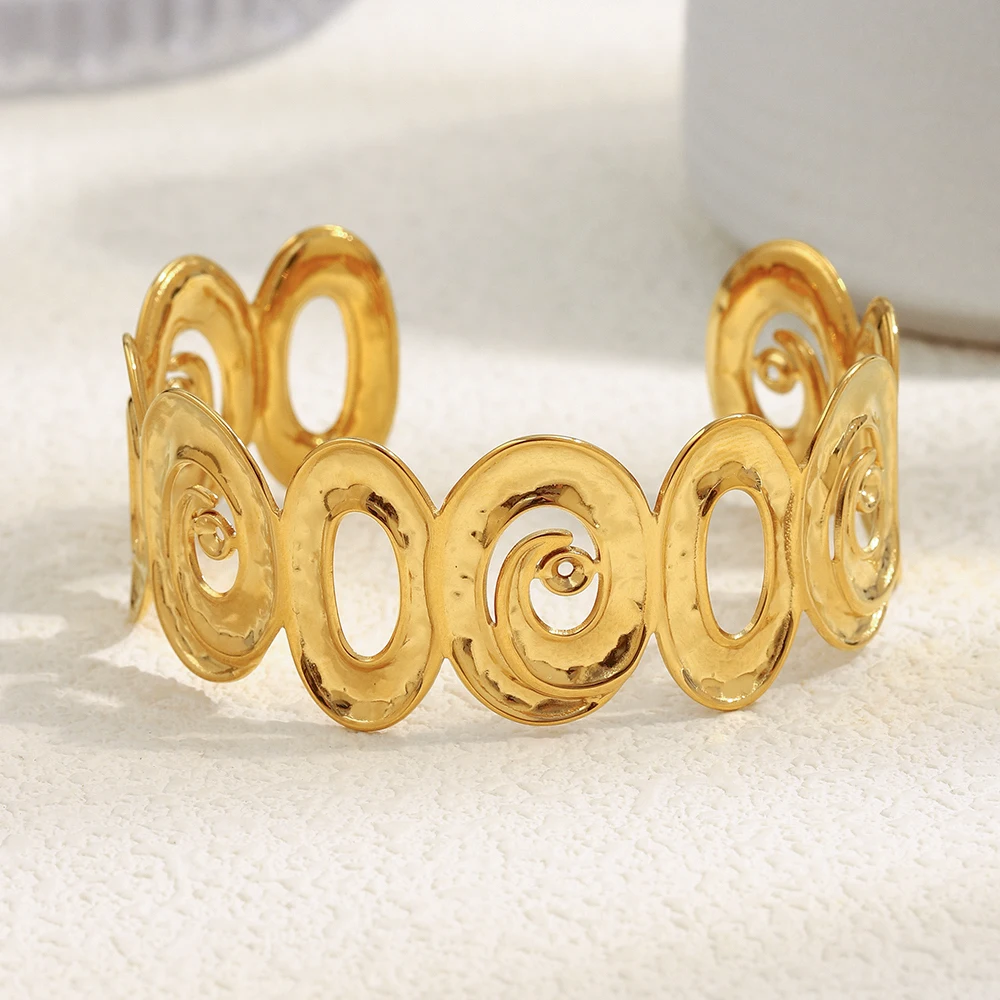 

Women's Stainless Steel 18K Gold Plated Bracelet Spiral Hollow Oil Pressure Flower Design Fashion Jewelry Gift