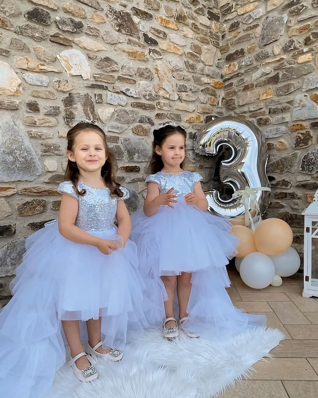 Abito da ragazza di fiore a strati bianco per tulle da sposa con fiocco di paillettes Abiti da ballo per prima comunione da principessa di compleanno 2024 Nuovo