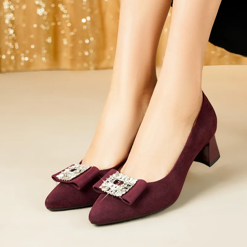 Eleganckie skórzane czółenka na niskim obcasie z ostrym noskiem, zdobione cyrkoniami, idealne dla panny młodej, na bankiet weselny lub dla mamy panny młodej.