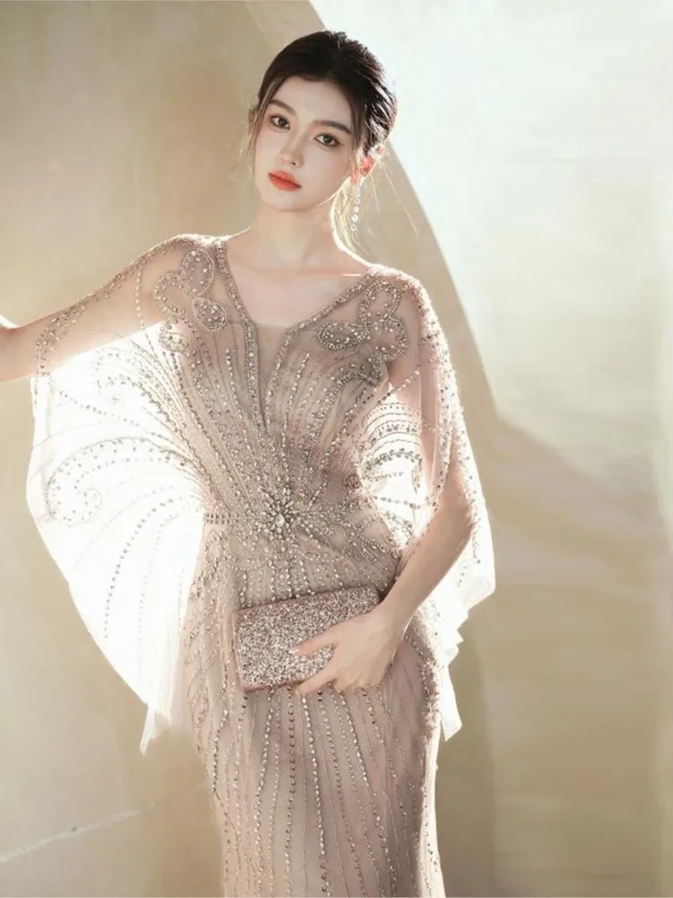 ใหม่หรูหราเบา ๆ และชุดพิธีกรการจัดเลี้ยงเฉพาะกลุ่ม