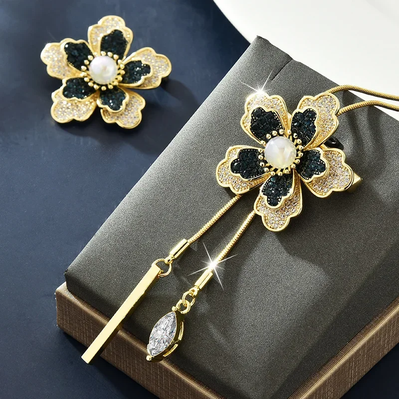 

A new two-piece long necklace for women and a two-tone sweater with a brooch