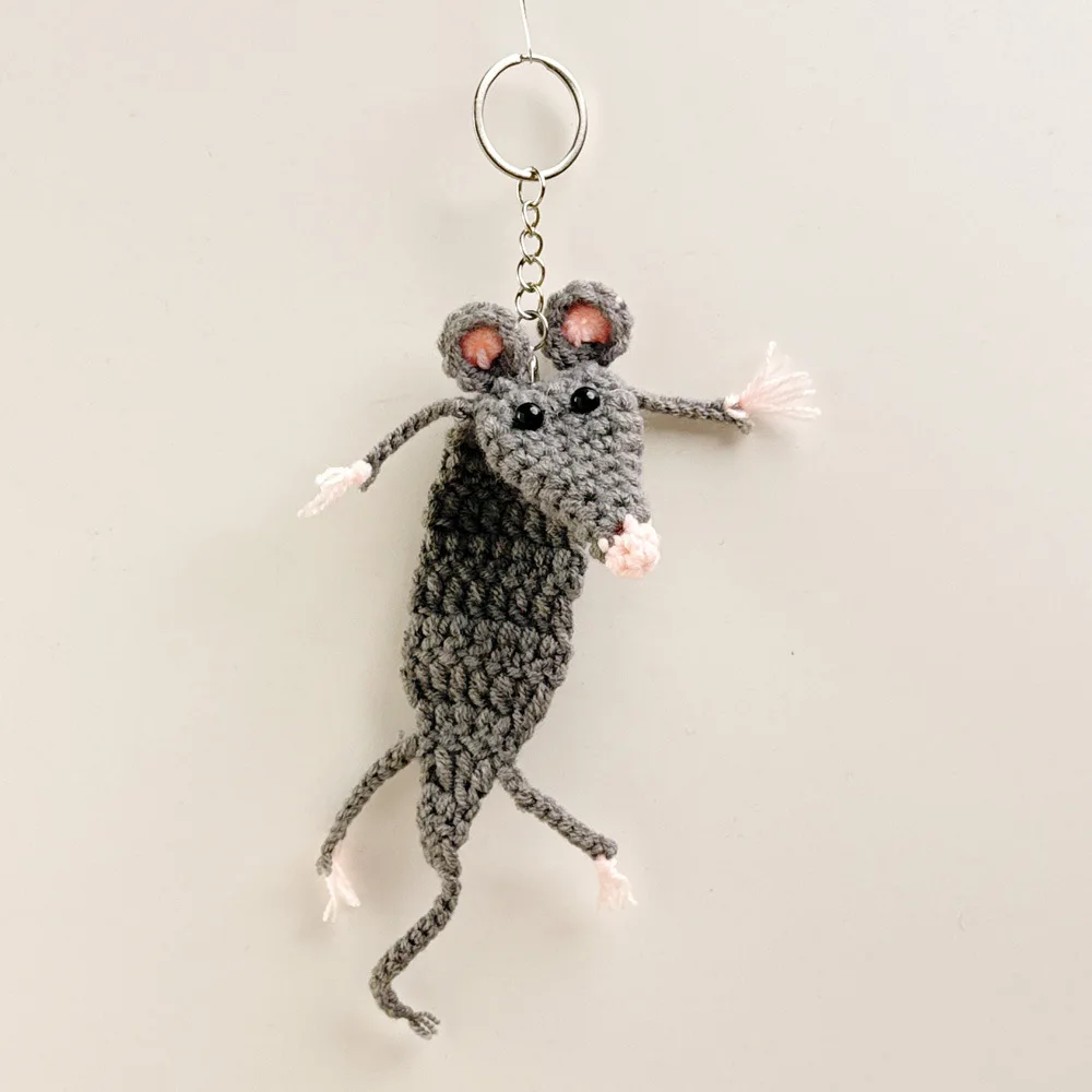 Lustiger gehäkelter Maus-Anhänger, handgemachter gestrickter Maus-Schlüsselanhänger, niedlicher Tier-Anhänger für den Rucksack. – Detail 3