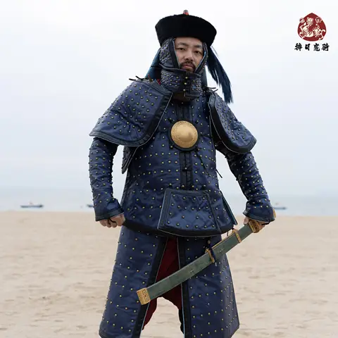 중국 고대 청나라 갑옷에는 모자 천 남성이 포함됩니다.