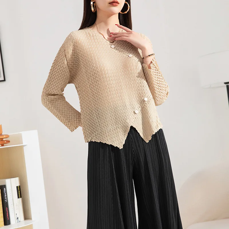 MIYAKE Long sleeved top loose plus size V-neck handmade wave pleated fashionable pullover short irregular T-shirt [20230097]