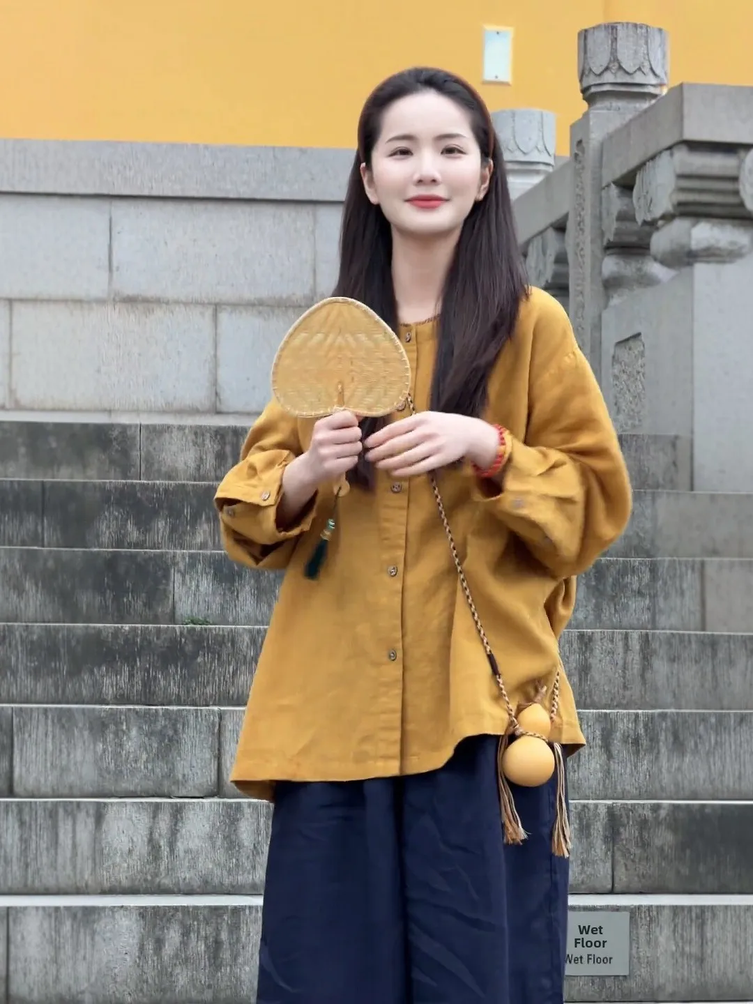 

Элитная женская блузка больших размеров, весна 2026, в японском стиле, художественная, желтая, с длинным рукавом, круглым вырезом, на одной пуговице, свободного кроя, универсальная.