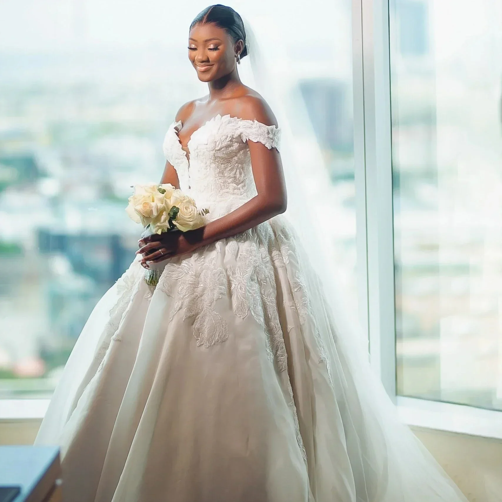 Suknia ślubna z błyszczącymi aplikacjami z koronki, suknia balowa, rozmiar plus size, do kościoła, z odkrytymi ramionami.