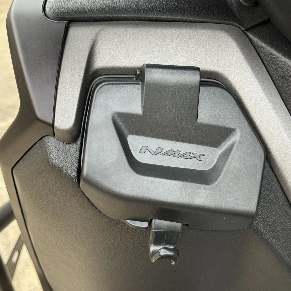 

Para Yamaha N-MAX 155 125 V3 Nmax125 Tech MAX Nmax155 2025 caja de herramientas cubierta de almacenamiento tapa bolsillo lateral