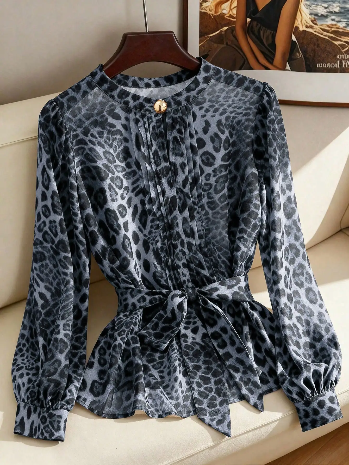 

Шифоновая блузка с леопардовым принтом, круглым вырезом и завязкой на талии