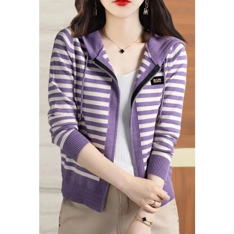 เสื้อแจ็คเก็ตแฟชั่นแบบหลวมและอเนกประสงค์ รุ่นใหม่ เสื้อสเวตเตอร์ฤดูใบไม้ร่วง แบบมีฮู้ด ถักลายทางด้านนอก