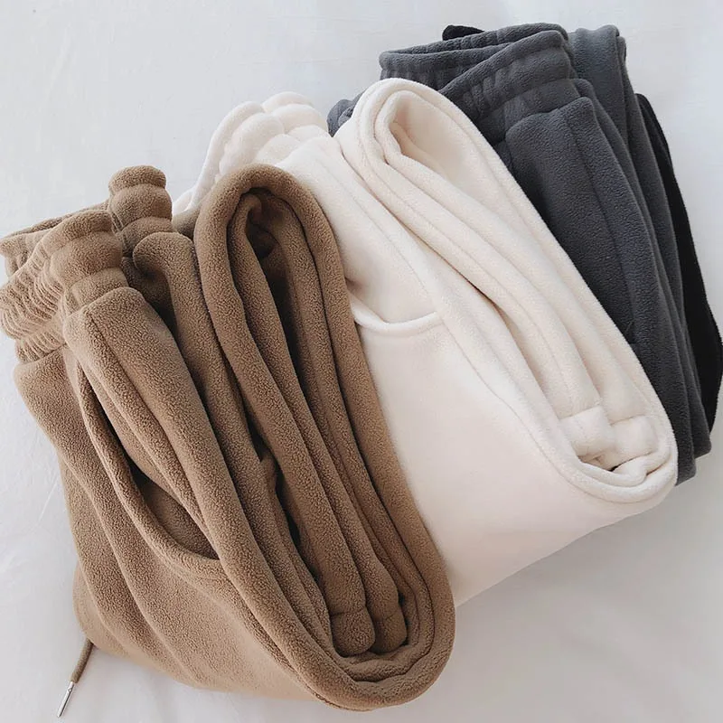 Koreańskie spodnie sportowe 2025 damskie zimowe ocieplane luźne spodnie z szerokimi nogawkami wyszczuplające i uniwersalne spodnie codzienne z szerokimi nogawkami