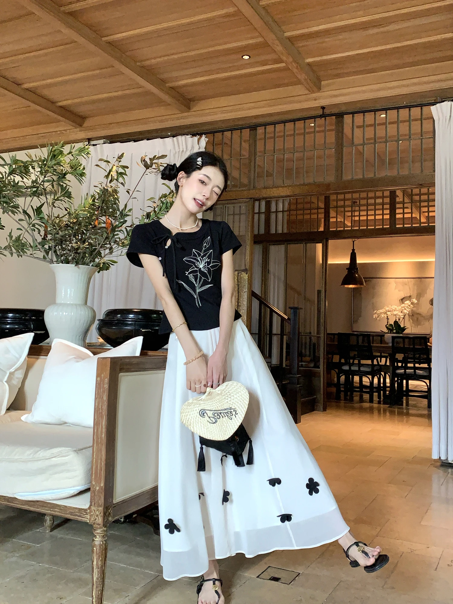 

Новый китайский комплект: вышитая футболка и юбка А-силуэта для женщин, летний комплект с юбкой с эффектом выжженных цветов, универсальный комплект из двух предметов.