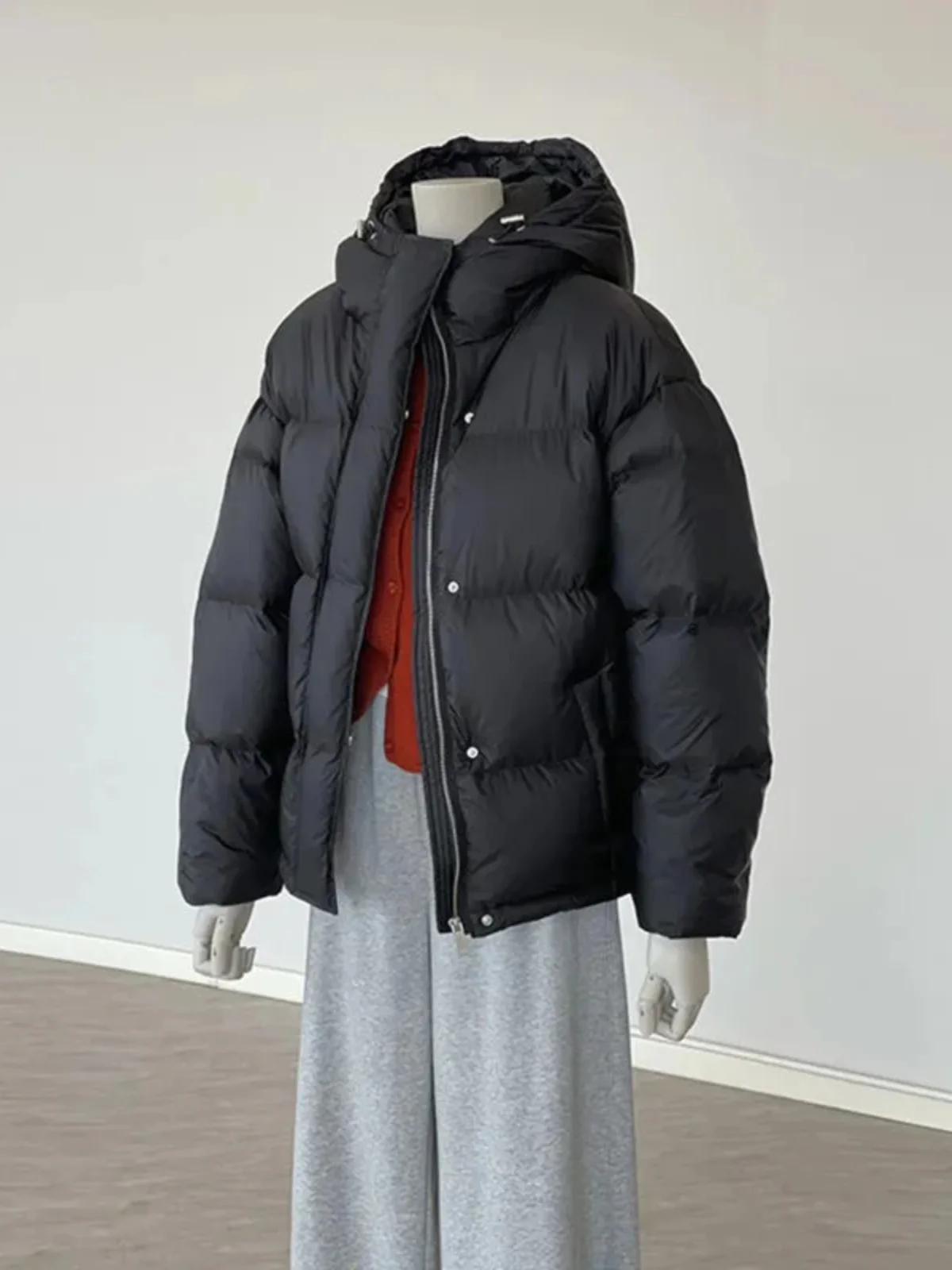 

Женская короткая хлопковая куртка 2024 года, новая зимняя модель в корейском стиле, модная повседневная утепленная свободная куртка-пуховик для невысоких женщин