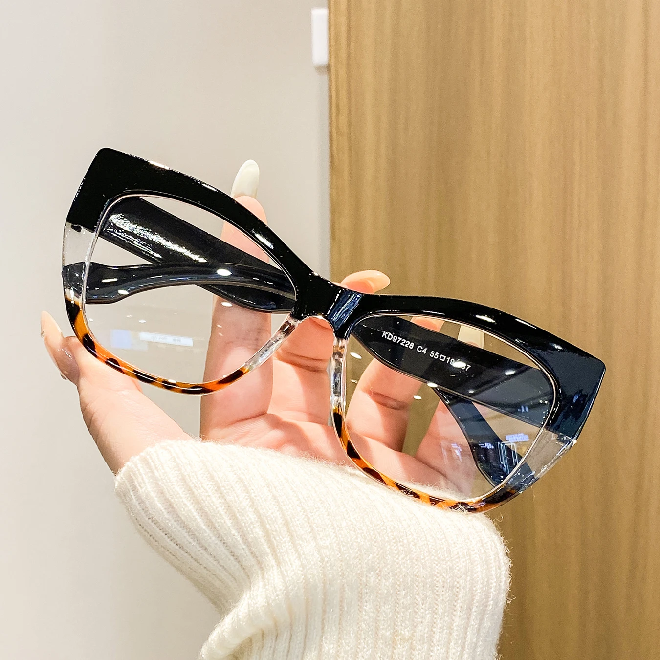 1 Pair of Women's Large-Frame Cat-Eye Glasses with Bean Flower Pattern, Stylish and Eye-Catching, Contour-Enhancing, Versatile Women's Glasses, Suitable for Trendy Street Photography, Casual Outings, Dates, and Parties