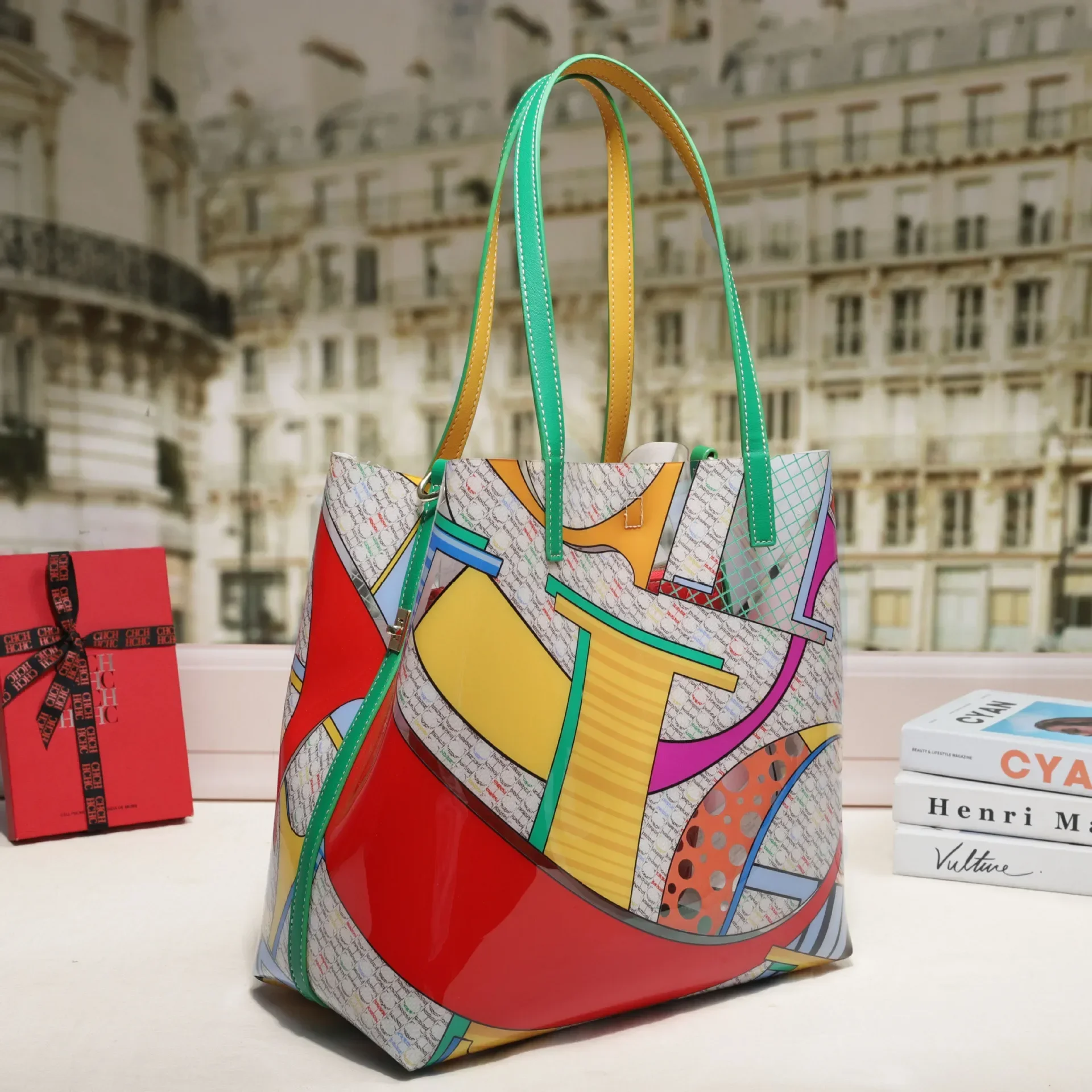 

Luxury Brand Statement Piece: Ladies Leather Crossbody-Bag That Transforms To Chic Shoulder Bag With Famous Designer Aesthetics