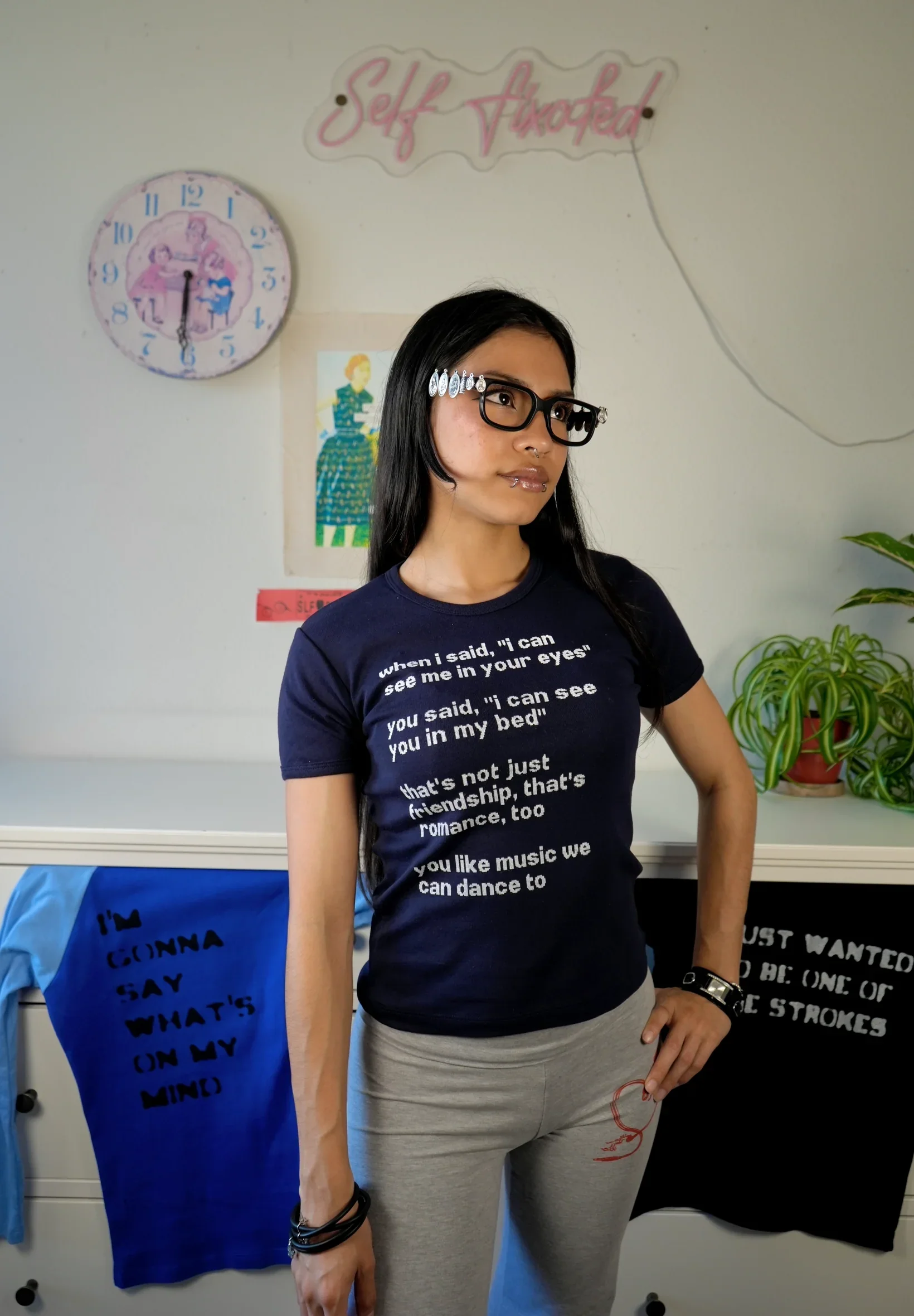 Lässiges Damen-T-Shirt mit kurzen Ärmeln und einem humorvollen „Down Chop Suey“-Wecker-Design. Grafische T-Shirts, Sommer-Streetwear, Y2K