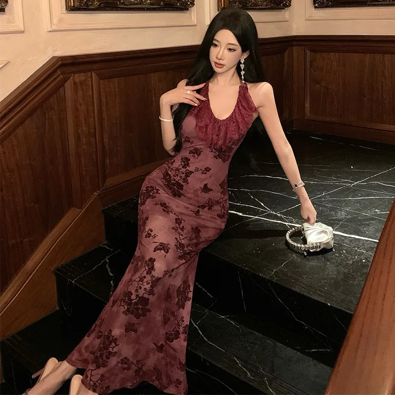 ชุดคอสตูมโลวีน ซิซาส กระโปรงยาวสีม่วง แต่งลูกไม้พันรอบตัว ทรงเข้ารูป พิมพ์ลายวินเทจ ชุดราตรีเปิดไหล่ข้างเดียวสำหรับผู้หญิง