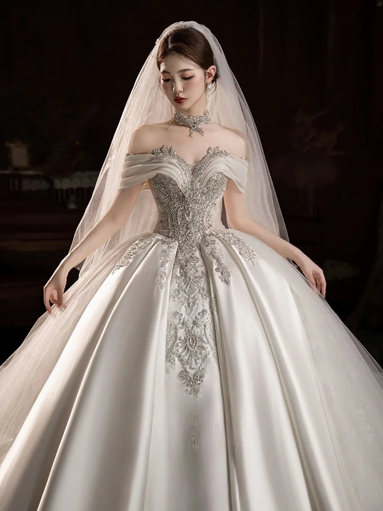 

A new one-shoulder main fabric luxurious and heavy tailline dress