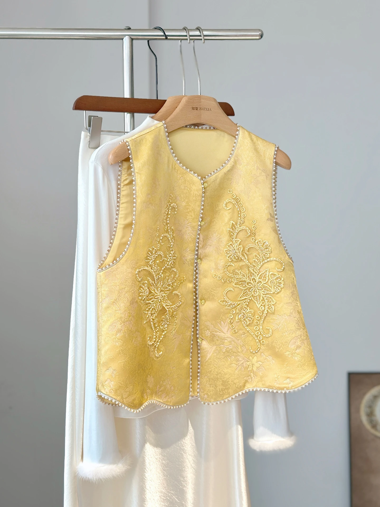 

Yellow Youthful Chinese Sle Embroidered Vest Breathable Lightweight Outerwear Silk Material round Ne Single Button Design
