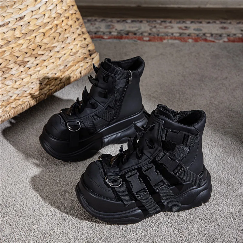 

2025 New Women Large Size Punk Muffin Thick Bottom Sports Retro Rivet Heavy Metal Short Boots 43