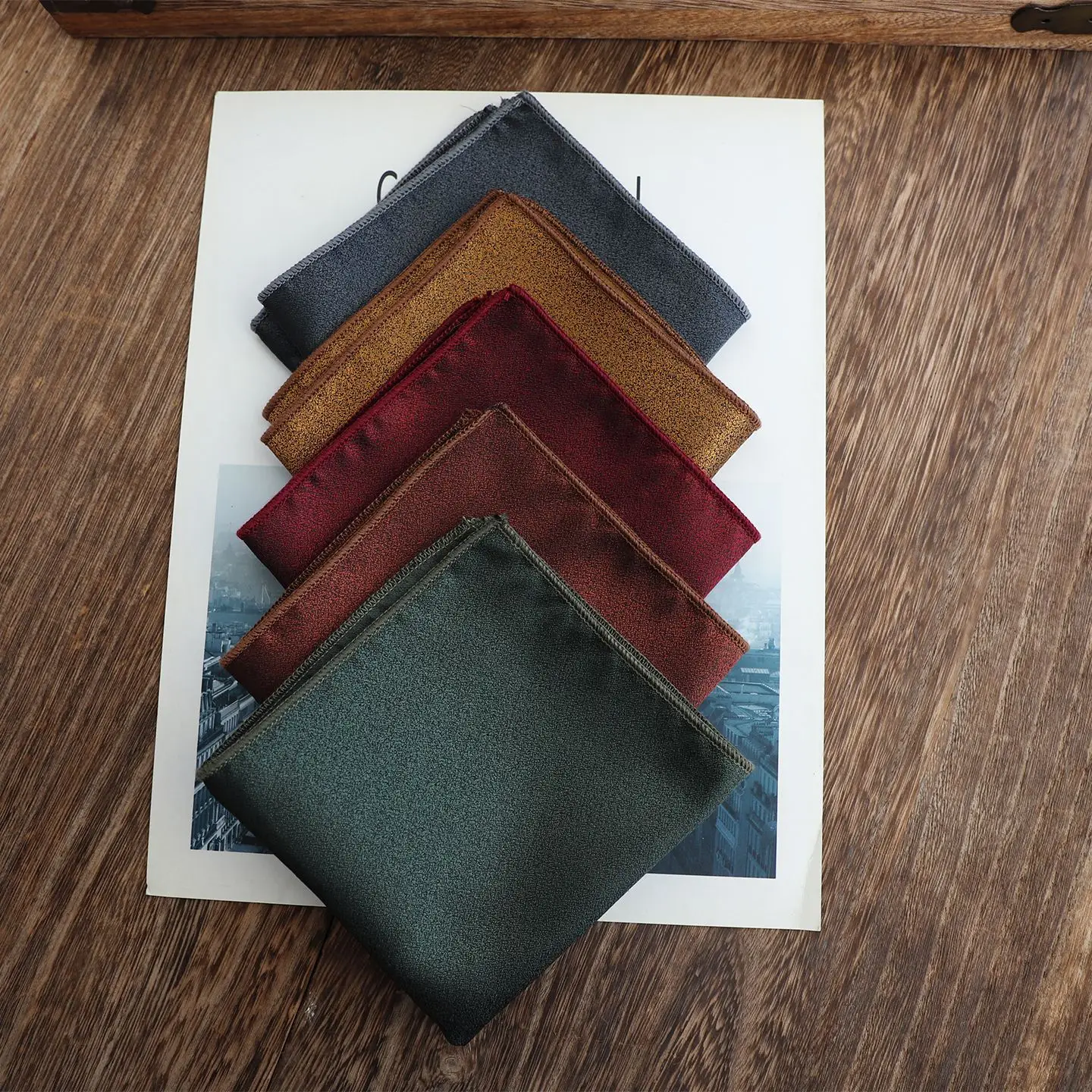 2026 الربيع الصيف الصلبة الأبيض جيب مربع رجالي البوليستر الجاكار الأخضر البني منديل العريس قميص الزفاف الملحقات