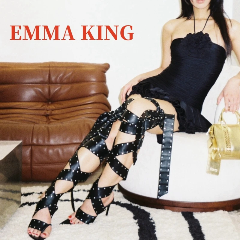 

Черные длинные сандалии с перекрестными ремешками, женские серебряные сандалии-гладиаторы с острым носком и заклепками, сексуальные сандалии до бедра