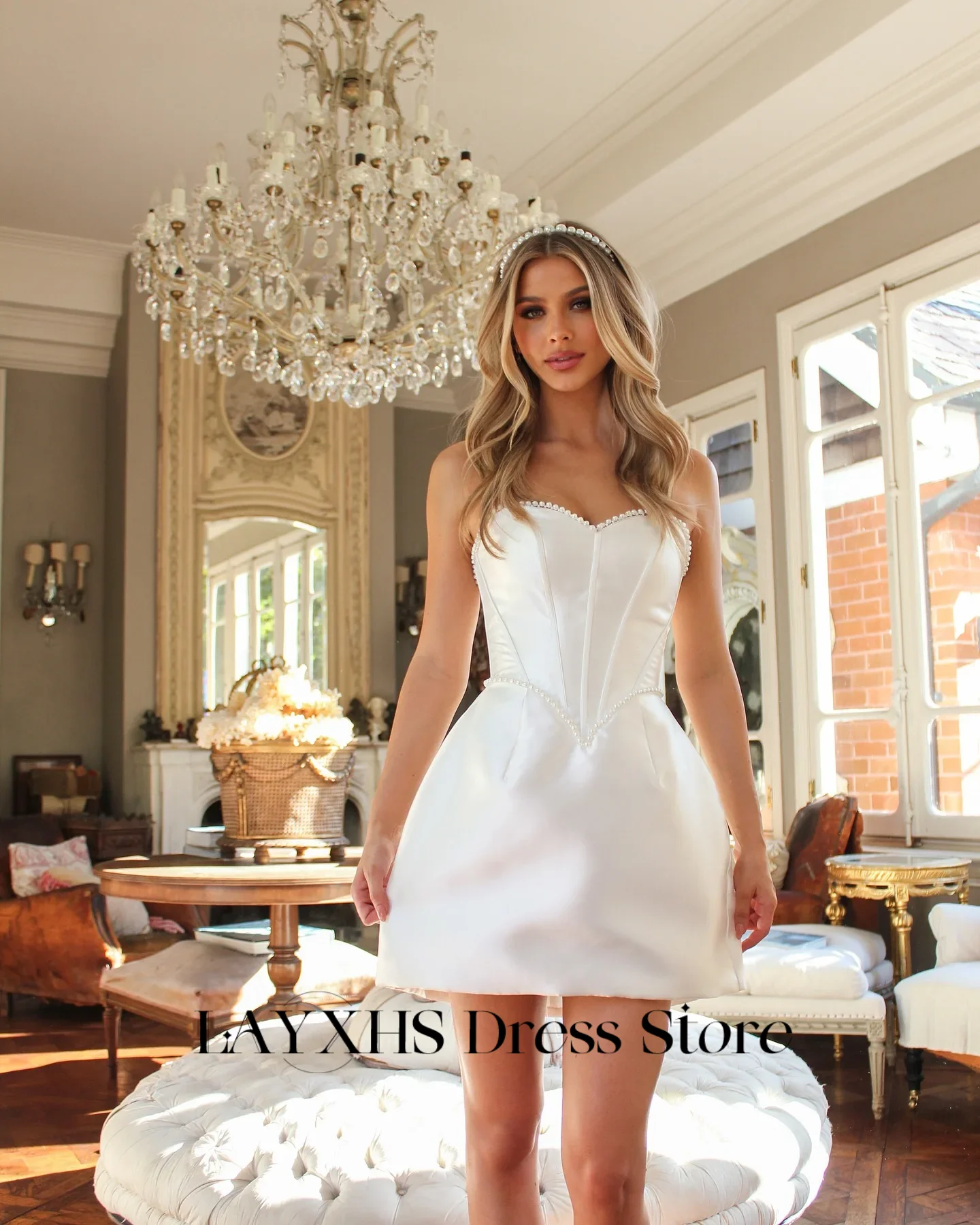 Maßgeschneiderte weiße Perlen trägerlose Ballkleider ärmelloses Satin Mini kurzes Hochzeitskleid Schatz A-Linie Cocktailkleid