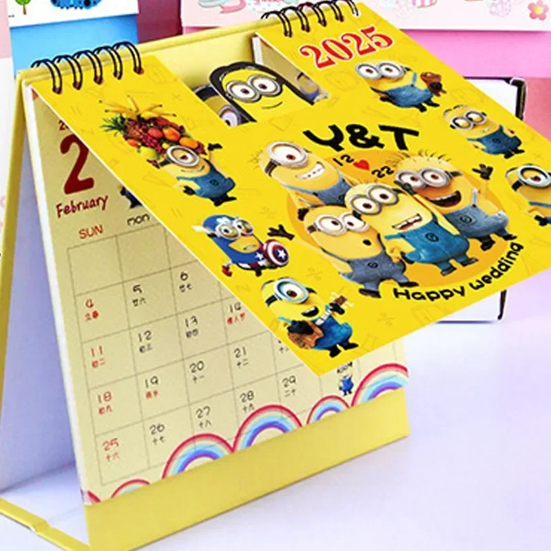 2025 Minions calendario da tavolo Cartoon Office Standing Paper accessori per la casa decorativo carino Anime delicato Mini studente Decor Gift