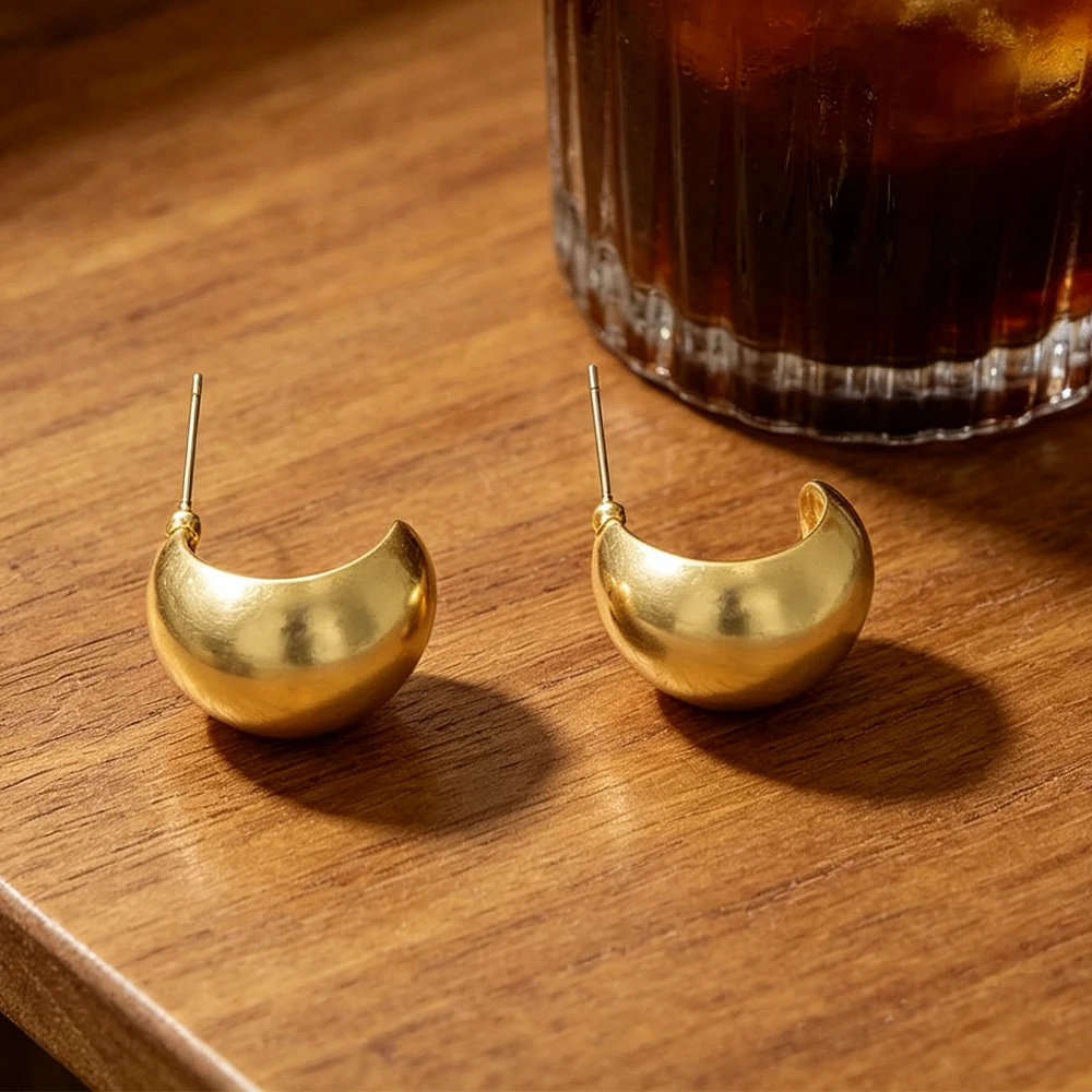 Vintage Distressed Gold Crescent Earrings, Three-Dimensional Thick Open Moon Ear Jewelry, Niche High-End Style, Versatile for Everyday Wear