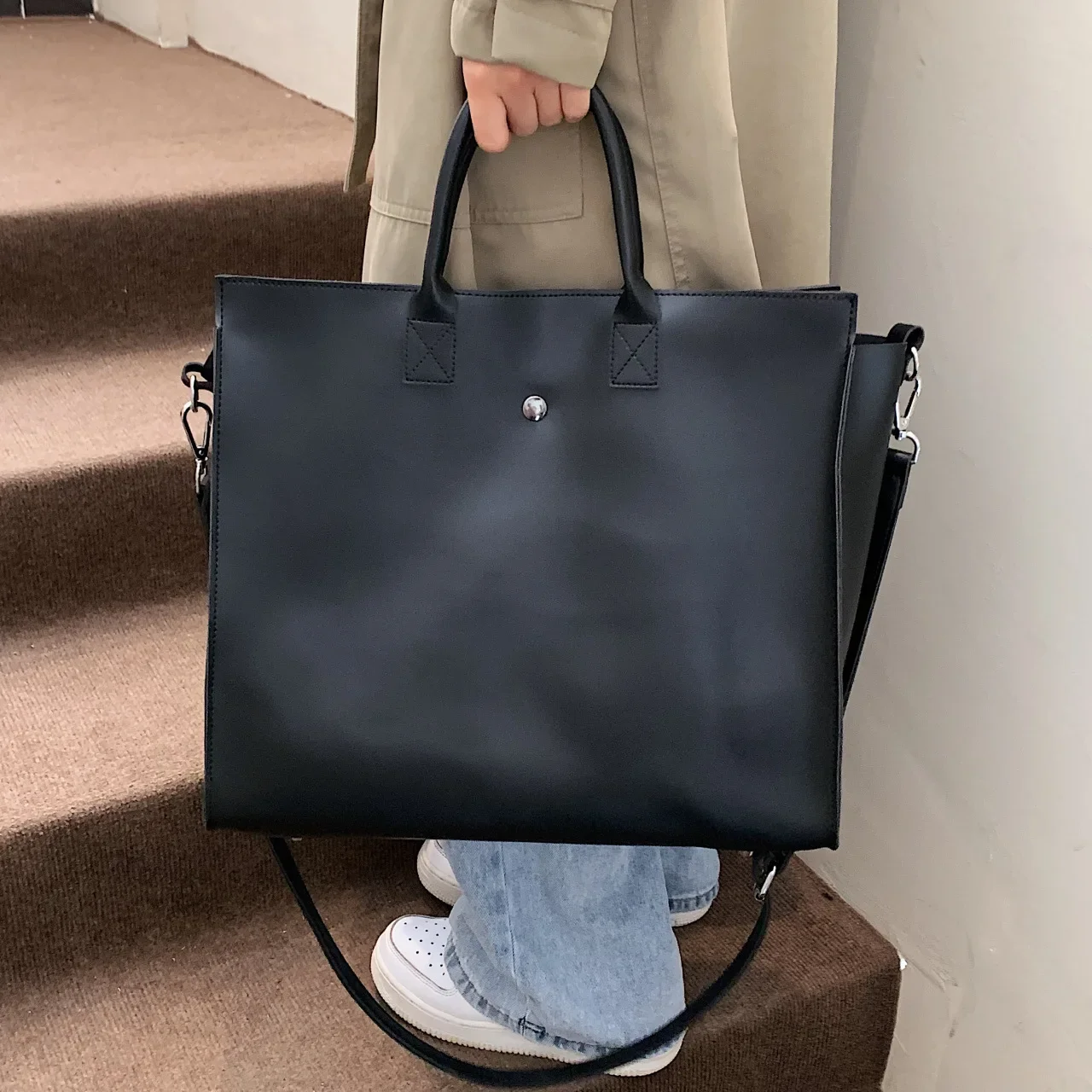 Spring and Summer of 2023 The New Women Tote Bag Is Simple and Advanced, and Commuter Pu Ladies Shoulder Bag Is Fashionable.