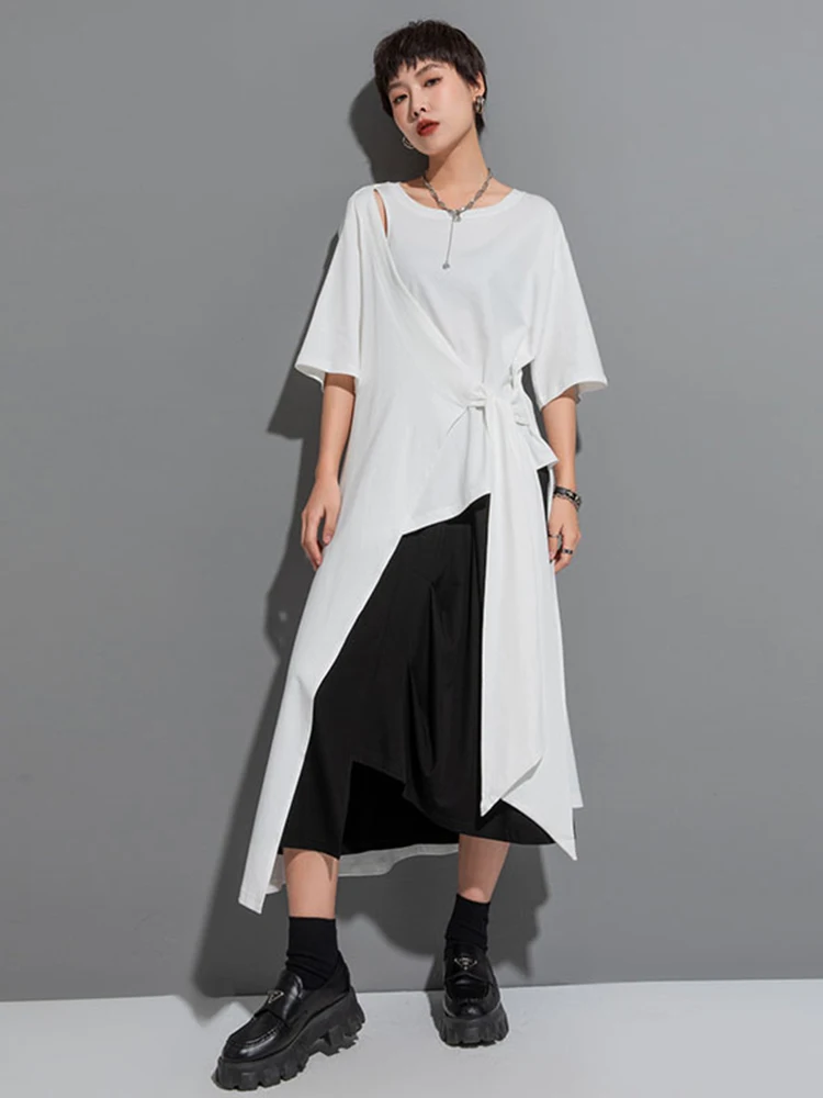 [EAM] Women White Irregular Hem Big Size Long T-shirt New Round Neck Short Sleeve Fashion Tide Spring Summer 2024 1DF8717