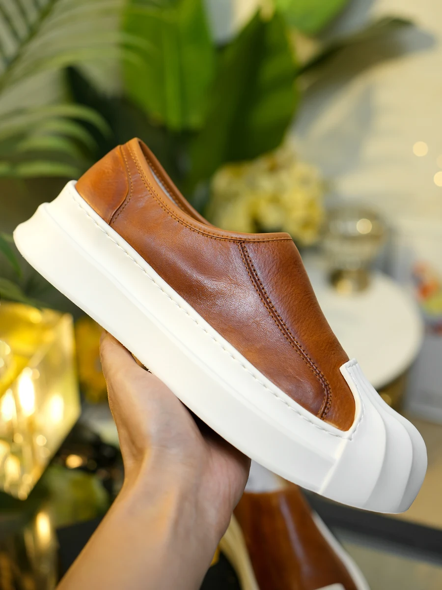 New Men's Casual Shoes in Summer Leather Platform Shoes with Round Heads.