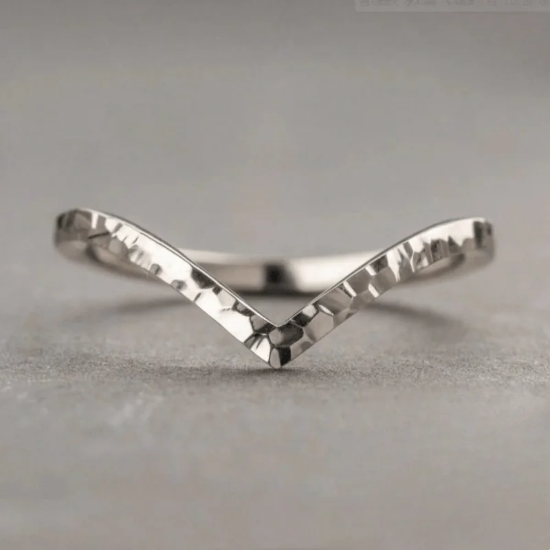 

Hammered V-shaped design with a minimalist feel, suitable for daily wear, holiday gifts, and women's jewelry