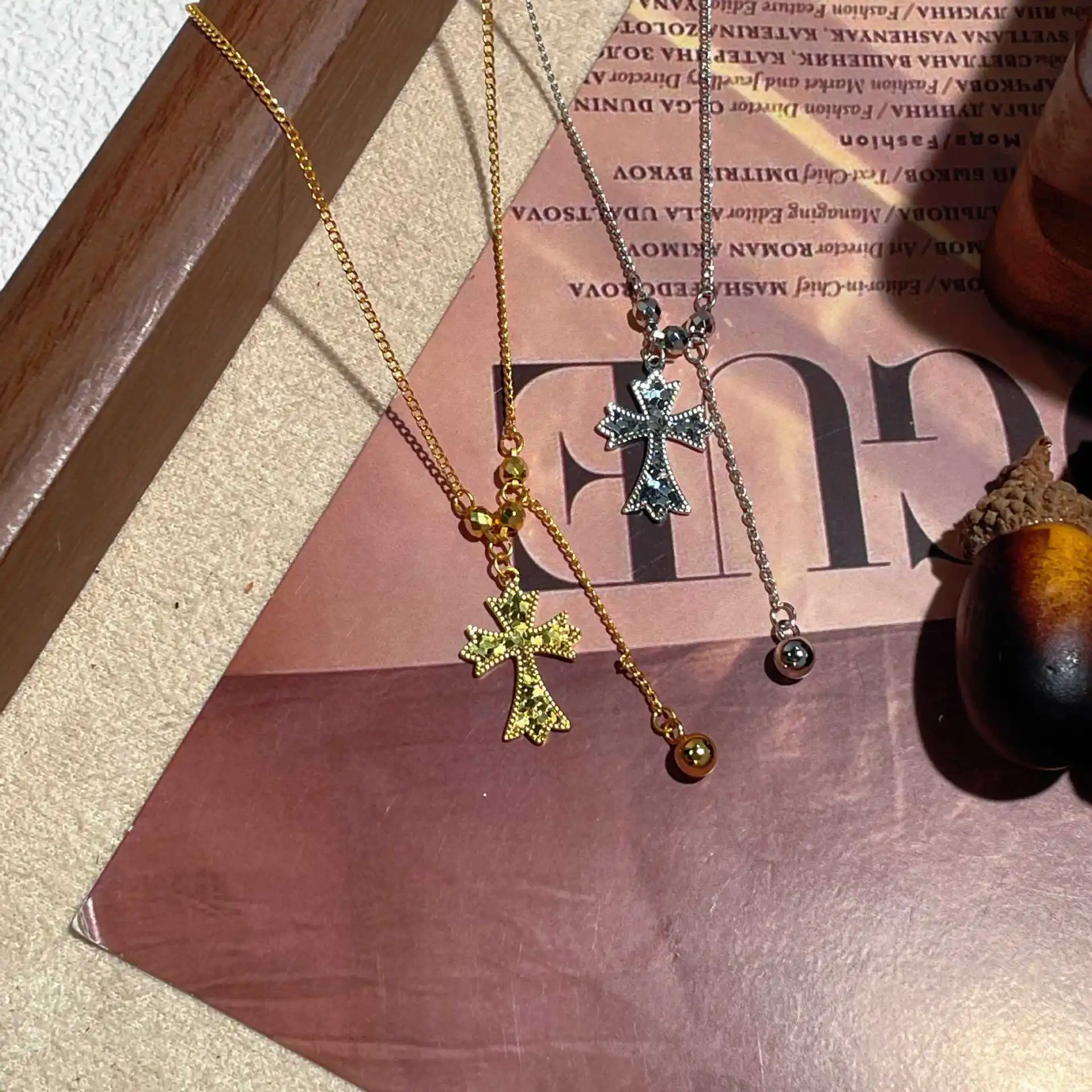 Bingbing الصليب قلادة الإناث الرجعية الأوروبية والأمريكية نقل الخرز الصليب قلادة سلسلة الترقوة تنوعا