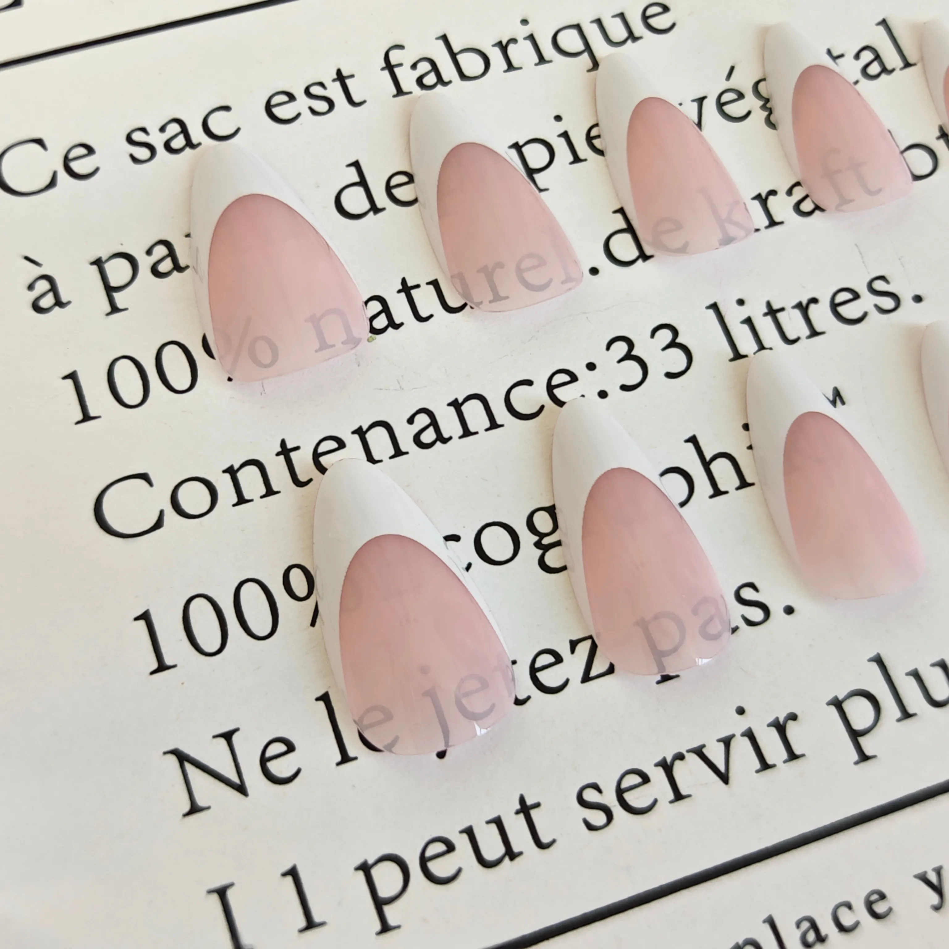 24-teilige Aurora French Nails, minimalistische, farbverschiebende Press-On-Spitzen, mittelkurze Mandel- und Mischgrößen