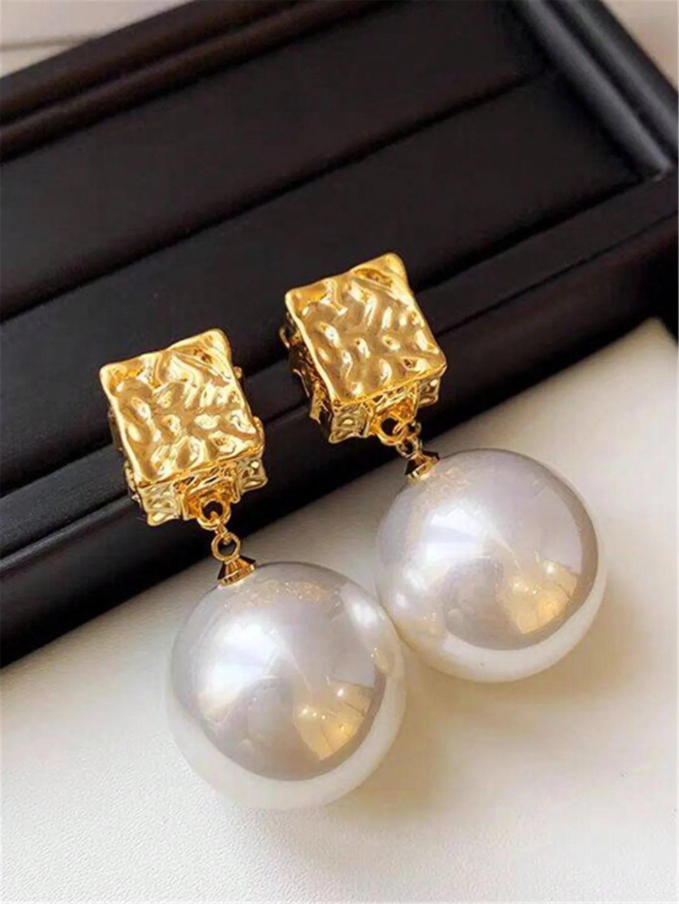 Geometric Design Sense Metal Material Artificial Large Pearl Exaggerated Style Women\'s Earrings Pendants Everyday Wear Jewelry