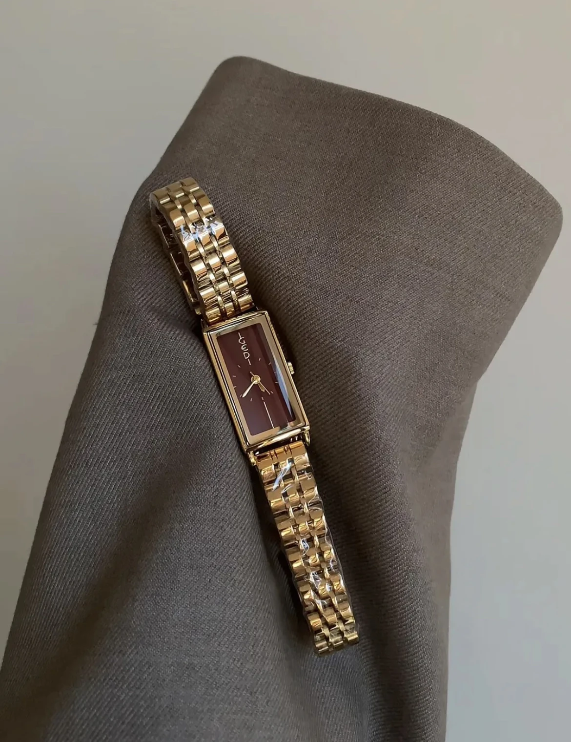 ساعة نسائية أصلية ساعة مستطيلة أنثى خفيفة فاخرة ومزاج بسيط راقي موديل أنثى 2025 هدية عيد ميلاد جديدة للمرأة #2